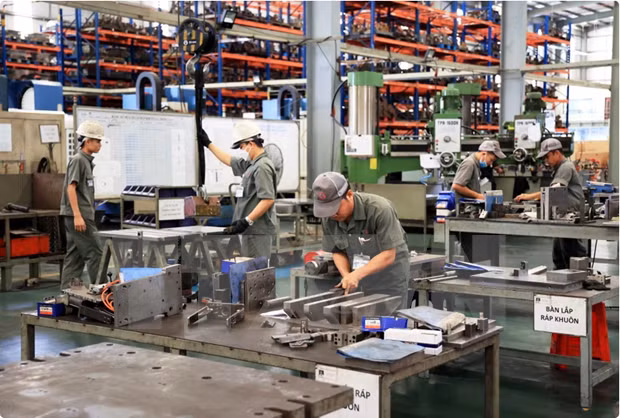 En una empresa de inversión extranjera en Vietnam. (Fotografía: VNA)