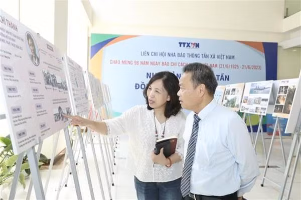 Espectadores disfrutan de obras de periodistas de VNA ganadores del Premio Ho Chi Minh y el Premio Estatal de literatura y arte. (Fotografía: VNA)