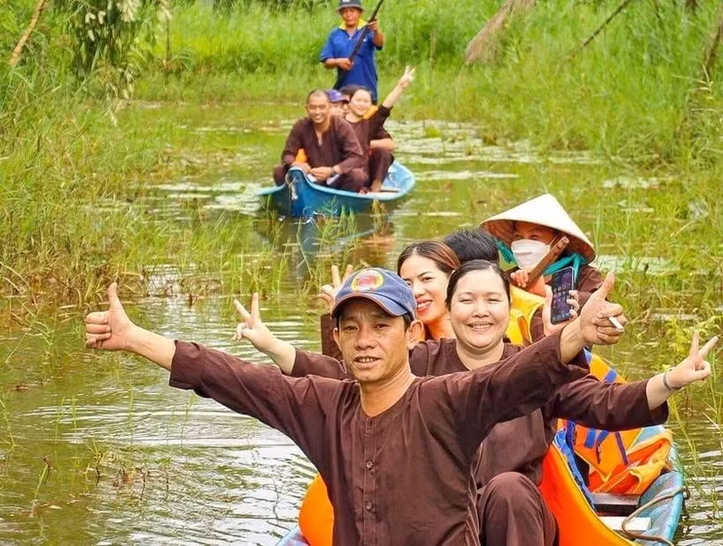 Turistas recorren el bosque en sampán en una zona de ecoturismo en Vietnam. (Fotografía: VNA)