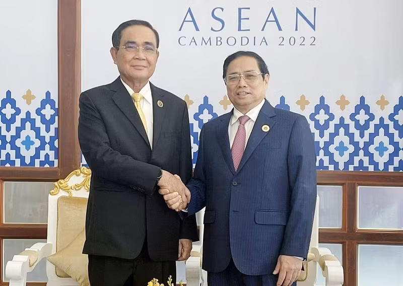 El primer ministro de Vietnam, Pham Minh Chinh (derecha), y su homólogo tailandés, Prayut Chan-o-cha. (Fotografía: VNA)