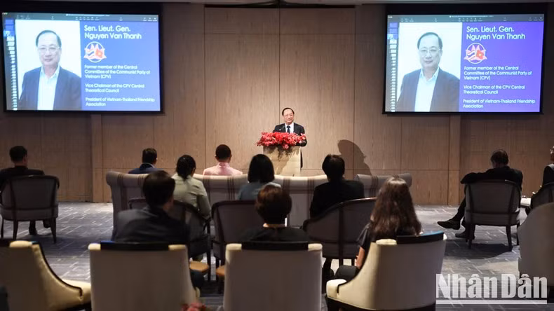 El presidente de la Asociación de Amistad Vietnam-Tailandia, Nguyen Van Thanh, interviene en la reunión. (Fotografía: Nhan Dan)