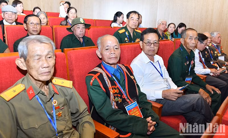 Delegados a la Conferencia Nacional en honor a las personas con méritos revolucionarios 2023, efectuada en la ciudad vietnamita de Hue, en julio último. (Fotografía: Nhan Dan)