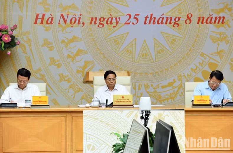 El primer ministro Pham Minh Chinh, también jefe del Comité Directivo Nacional para la Ciberseguridad, preside la sesión.