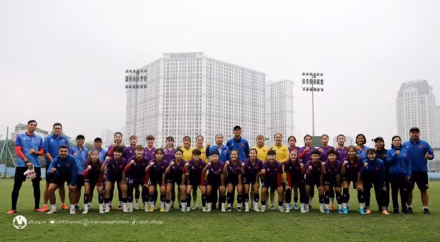 Representantes de la Federación de Fútbol de Vietnam se reúnen con el equipo femenino sub-20 de Vietnam antes de la final del Campeonato Asiático de Fútbol Femenino Sub-20. (Fotografía: vff.org.vn)