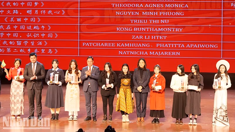 En el acto de premiación. (Fotografía: Nhan Dan)