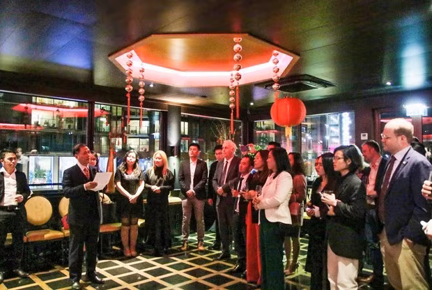 El embajador de Vietnam en los Países Bajos, Pham Viet Anh, habla en el evento. (Fotografía: VNA)