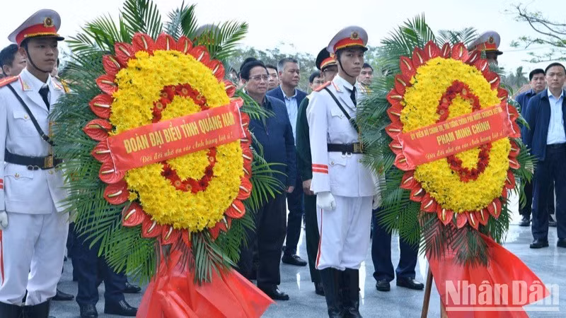 La delegación encabezada por el primer ministro, Pham Minh Chinh, junto con dirigentes de Quang Nam, rinde homenaje en el Cementerio de Mártires de la Guerra de la provincia, situado en la ciudad de Tam Ky.