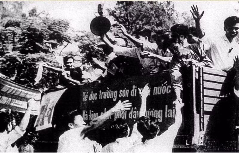 Jóvenes del norte responden al movimiento “Tres Disposiciones” y se unen con entusiasmo al Ejército.