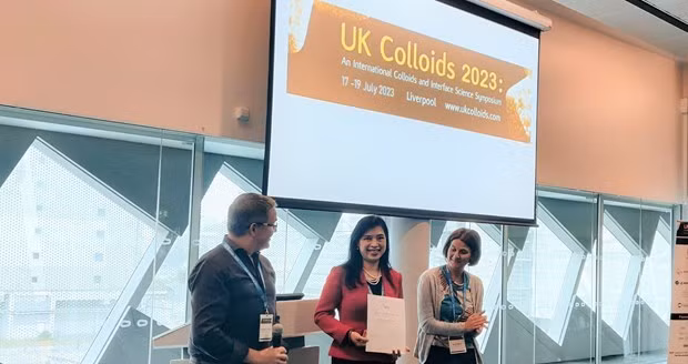 En la entrega del premio. (Fotografía: VNA)