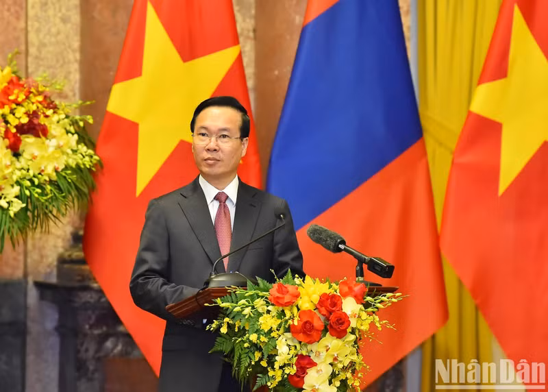 El presidente anfitrión, Vo Van Thuong, interviene ante la prensa.