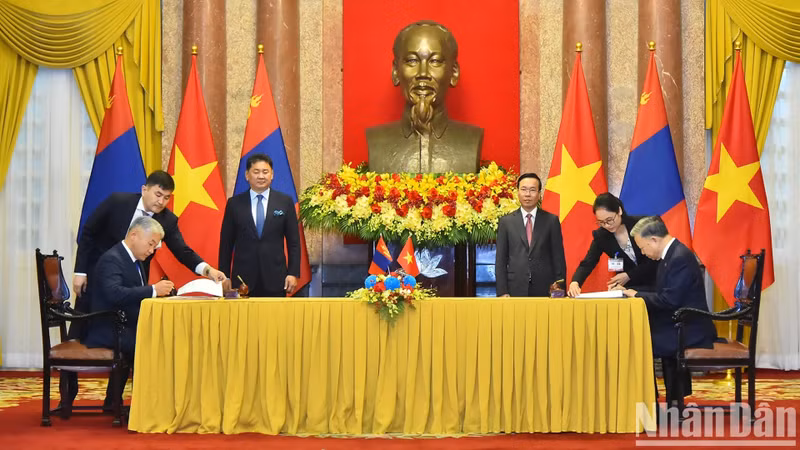 En la firma de un memorando de entendimiento entre la cartera vietnamita de Seguridad Pública y la Oficina del Consejo de Seguridad Nacional de Mongolia sobre la cooperación en investigación estratégica.
