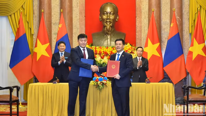 El Ministerio de Industria y Comercio de Vietnam y el de Alimentación, Agricultura e Industria Ligera de Mongolia sellan cooperación en comercio sostenible de arroz.