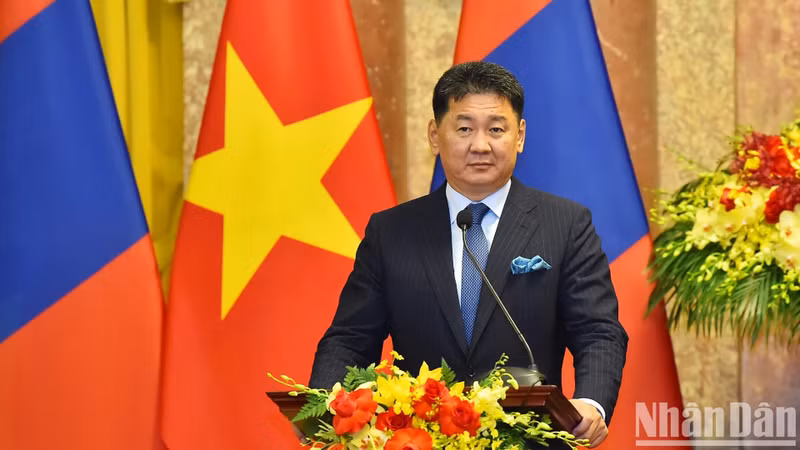 El presidente de Mongolia, Ukhnaagiin Khurelsukh, da palabras.