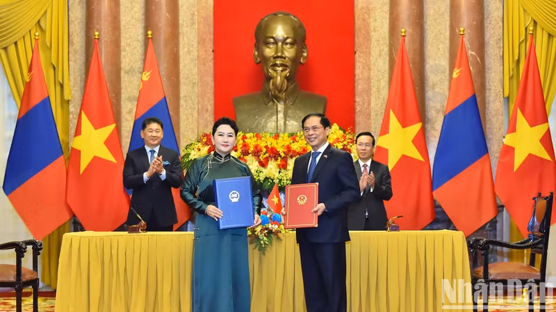 En la rúbrica del Acuerdo entre el Gobierno de Vietnam y el Gobierno de Mongolia sobre exención mutua de visados para titulares de pasaportes diplomáticos, oficiales y ordinarios.
