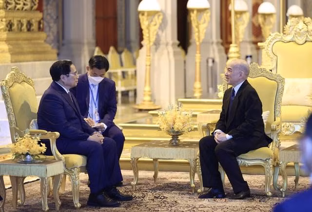 El primer ministro de Vietnam, Pham Minh Chinh, y el rey de Camboya, Norodom Sihamoni. (Fotografía: VGP)