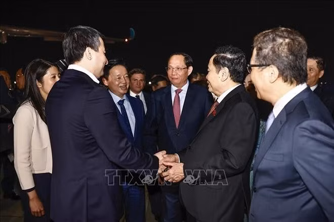 El presidente de la Asamblea Nacional, Tran Thanh Man, su esposa, Nguyen Thi Thanh Nga, y una delegación de alto rango del Parlamento vietnamita en el aeropuerto internacional de I. Karimov de Tashkent el 9 de abril. (Fotografía: VNA)