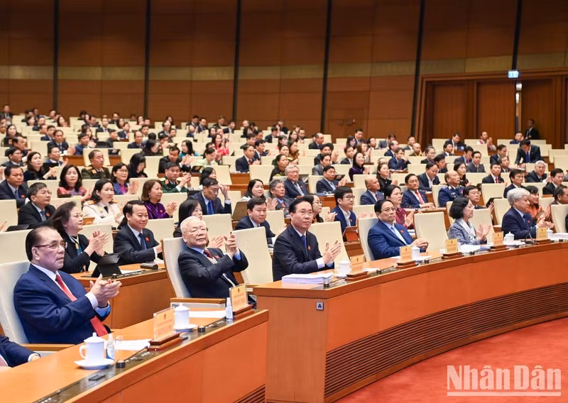 El secretario general del Partido Comunista de Vietnam, Nguyen Phu Trong, y dirigentes del Partido y del Estado, en la sesión inaugural de la quinta reunión extraordinaria de la Asamblea Nacional de la XV legislatura.