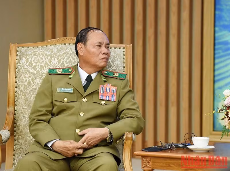 El general Vilay Lakhamphong en las conversaciones.