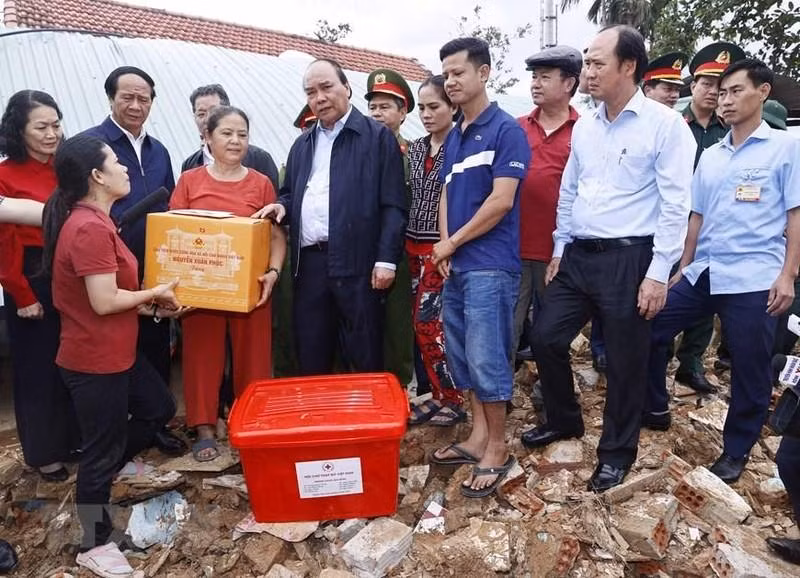 Xuan Phuc visita a la familia de Do Thi Thanh Hoa, una de las afectadas por la tormenta.