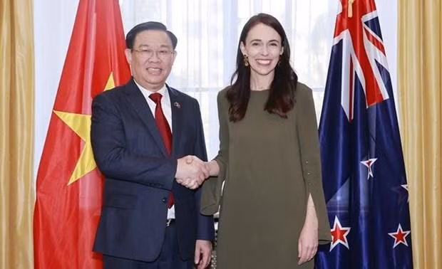 El presidente de la Asamblea Nacional de Vietnam, Vuong Dinh Hue, se reúne con la primera ministra neozelandesa, Jacinda Ardern. (Fotografía: VNA)