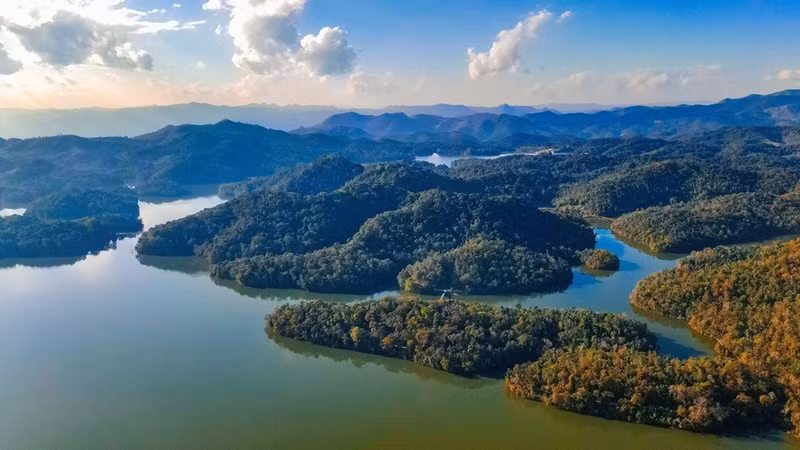 Dentro del lago Pa Khoang, se encuentran muchas islas de diferentes tamaños.