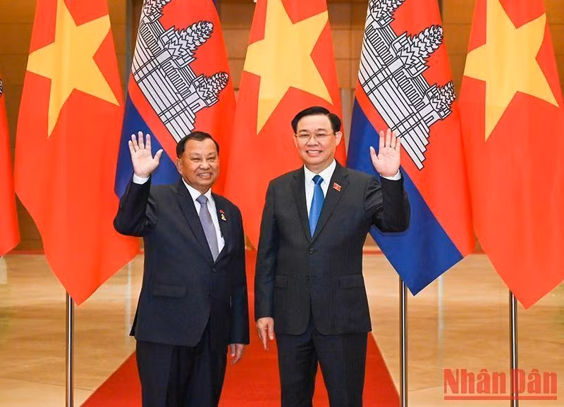 El presidente de la Asamblea Nacional de Vietnam, Vuong Dinh Hue (derecha), y el presidente del Senado de Camboya, Samdech Say Chhum. (Fotografía: Nhan Dan)