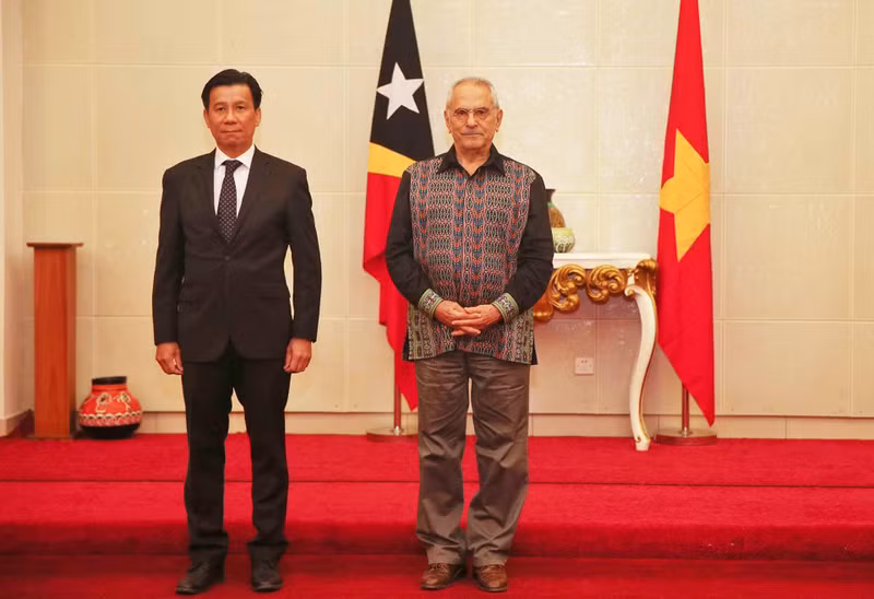 El presidente de Timor Oriental, José Ramos Horta (derecha), y el embajador de Vietnam en Indonesia concurrente en Timor Oriental, Ta Van Thong. (Fotografía: baoquocte.vn)