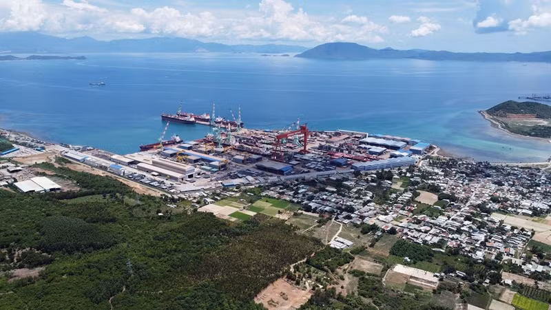 La zona económica de Van Phong tendrá una superficie total de unas dos mil 300 hectáreas de puertos marítimos, aeropuertos y centros de servicios logísticos.