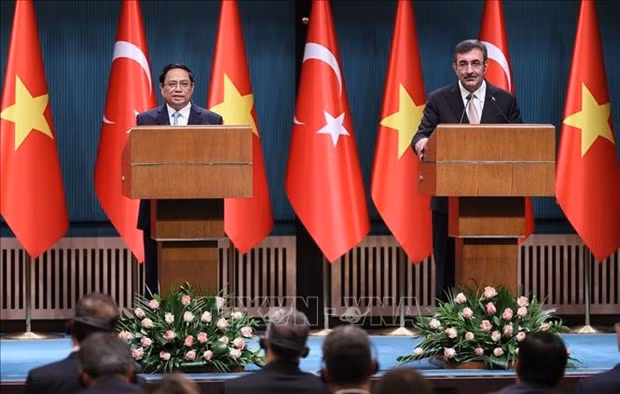 El primer ministro vietnamita, Pham Minh Chinh, y el vicepresidente turco, Cevdet Yilmaz, se reúnen con la prensa. (Fotografía: VNA)