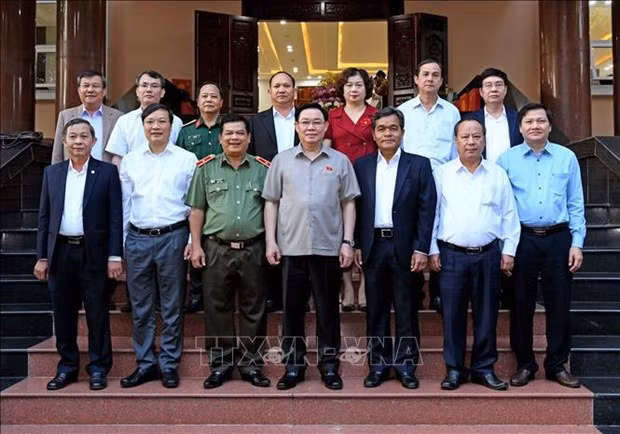 El presidente de la Asamblea Nacional, Vuong Dinh Hue, y dirigentes del Comité del Partido Comunista de Vietnam en Gia Lai. (Fotografía: VNA)