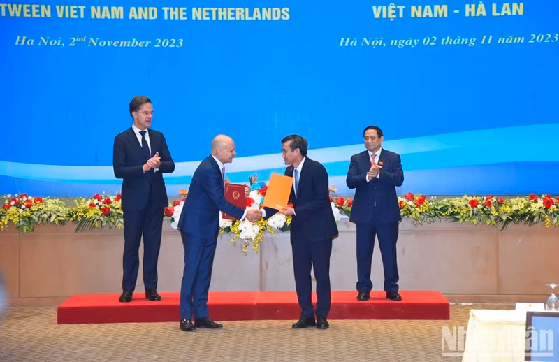 Entrega de la Carta de Intención entre la Agencia de Geología adscrita al Ministerio de Recursos Naturales y Medio Ambiente de Vietnam y la Embajada neerlandesa en el país sobre cooperación en minería.