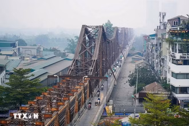 El puente de Long Bien está diseñado con un estilo arquitectónico francés y conecta las dos orillas del Río Rojo. Con una longitud total de dos mil 290 metros y 896 metros de puente de acceso, 19 tramos de vigas de acero y 20 pilares de sólida elevación, el puente de Long Bien es una de las obras más impresionantes de Hanói.