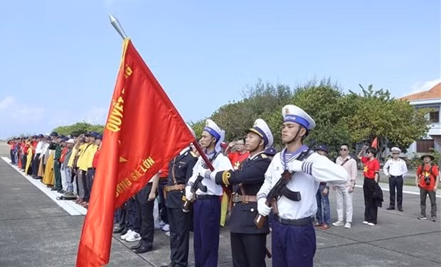 Vietnamitas en ultramar participan en una ceremonia de saludo a la bandera nacional. (Fotografía: VNA)