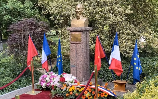 El busto del Presidente Ho Chi Minh en el parque de Montreau en la ciudad francesa de Montreuil. (Fotografía: VNA)