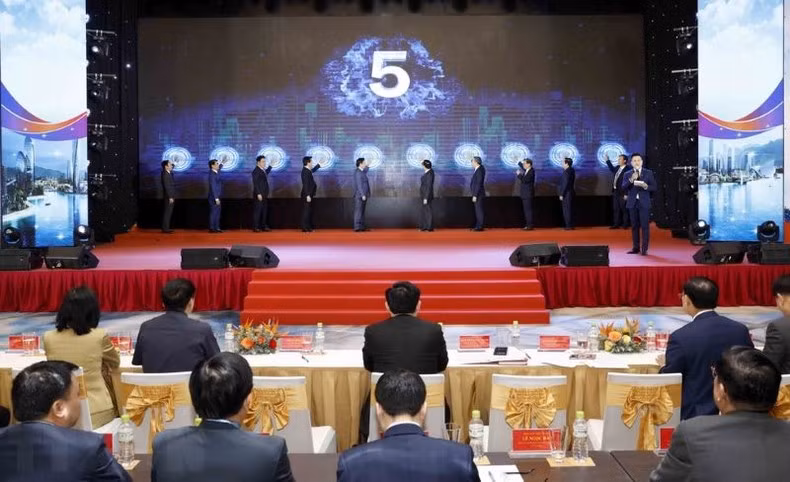 Hong Ha y otros delegados realizan el ritual protocolario para anunciar la decisión del Primer Ministro sobre el tema.