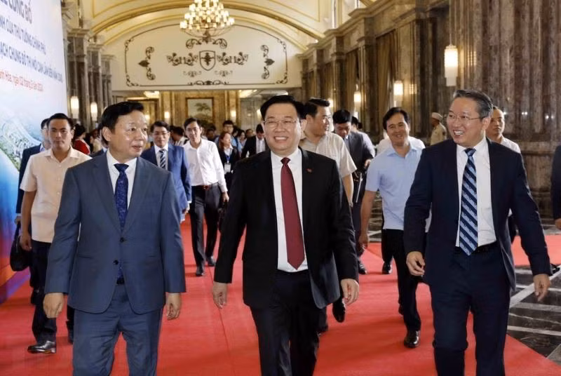 El presidente de la Asamblea Nacional, Vuong Dinh Hue (centro); el vice primer ministro Tran Hong Ha (izquierda), y el secretario del Comité del Partido en Khanh Hoa, Nguyen Hai Ninh, llegan al lugar del evento.