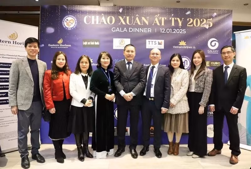 El embajador vietnamita en el Reino Unido, Do Minh Hung (centro), funcionarios de la Embajada y representantes de VBUK en la gala. (Fotografía: VNA)