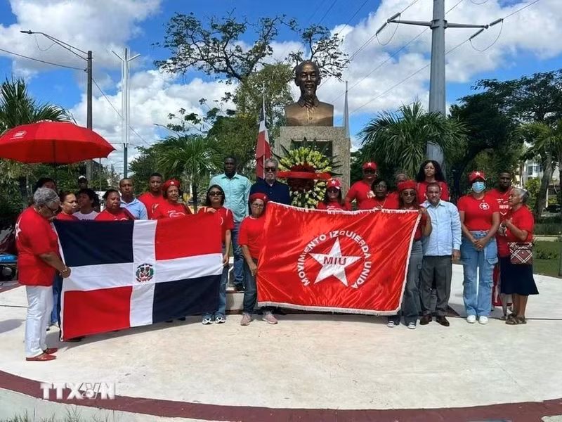 Representantes del Movimiento Izquierda Unida ofrece flores en la estatua del Presidente Ho Chi Minh en la plaza que lleva su nombre en la ciudad de Santo Domingo Este, provincia Santo Domingo. (Fotografía: VNA)