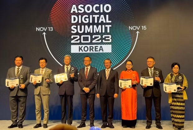 Representantes de Ciudad Ho Chi Minh y de otras localidades en la entrega de premios. (Fotografía: Comité Organizador)