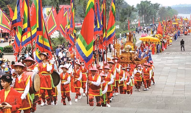 El Festival del Templo Hung se celebra el 10 de marzo (calendario lunar) de cada año para rendir culto a los fundadores de la nación y atrae a un gran número de turistas de todas partes. El Festival del Templo Hung se celebra el 10 de marzo (calendario lunar) de cada año para rendir culto a los fundadores de la nación y atrae a un gran número de turistas de todas partes.