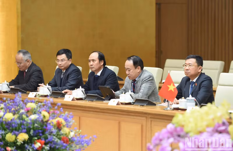 Representantes de ministerios y sectores de Vietnam.
