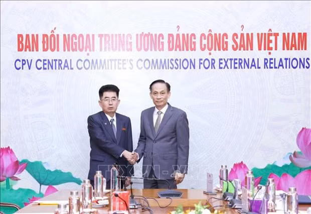 El miembro del Secretariado del Comité Central del Partido Comunista de Vietnam y jefe de su Comisión de Relaciones Exteriores, Le Hoai Trung, y Kim Song Nam, miembro suplente del Buró Político del Partido de Trabajadores de Corea del Norte (PTC) y director del Departamento Internacional del Comité Central del PTC. (Fotografía: VNA)