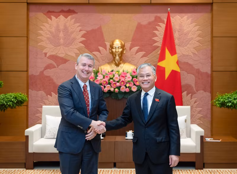 El subjefe de la Comisión de Asuntos Exteriores de la Asamblea Nacional de Vietnam Don Tuan Phong (derecha) y el embajador de Bélgica en el país, Karl Hendrik Margareta Van Den Bossche. (Fotografía: daibieunhandan.vn)