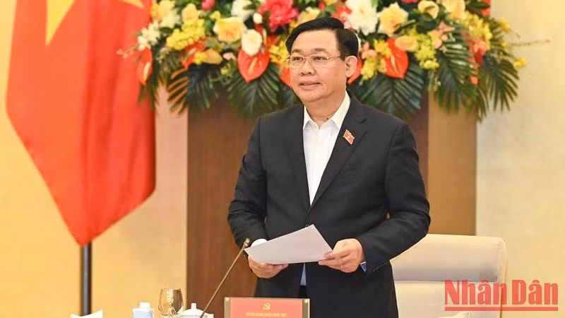 Vuong Dinh Hue pronuncia el discurso de apertura.