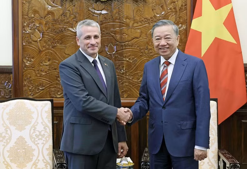 El presidente de Vietnam, To Lam (derecha), recibe al embajador de Bielorrusia en Hanói, Uladzimir Baravikou, el 3 de julio de 2024. (Fotografía: VNA)