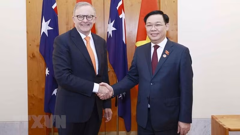 El presidente de la Asamblea Nacional de Vietnam, Vuong Dinh Hue (derecha), y el primer ministro de Australia, Anthony Albanese. (Fotografía: VNA)