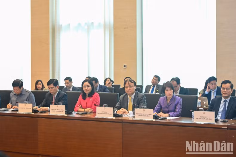 Delegados de la parte anfitriona.