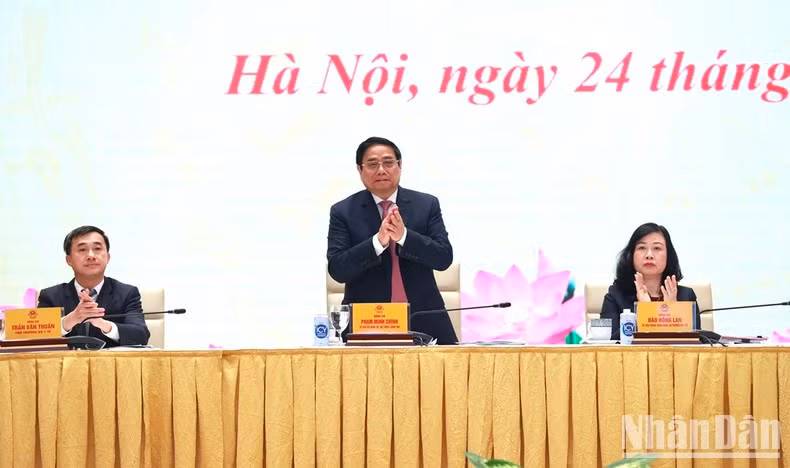 El primer ministro Pham Minh Chinh participa en la reunión presencial en Hanói.