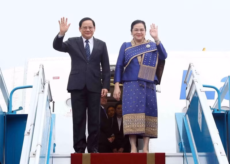 El primer ministro de Laos, Sonexay Siphandone, y su esposa llegan al aeropuerto internacional de Noi Bai. (Fotografía: VNA)