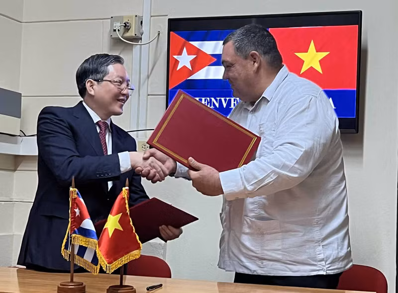 En el acto de firma del memorando de entendimiento sobre la cooperación de 2025 a 2030 entre la Unión de Agricultores Vietnamitas y la Asociación Nacional de Agricultores Pequeños de Cuba. (Fotografía: baoquocte.vn)
